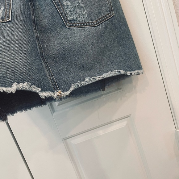 CAFFEINE Mini Denim Woman’s Skirt Light Wash with Frayed Hem. Size: Medium - Picture 6 of 6